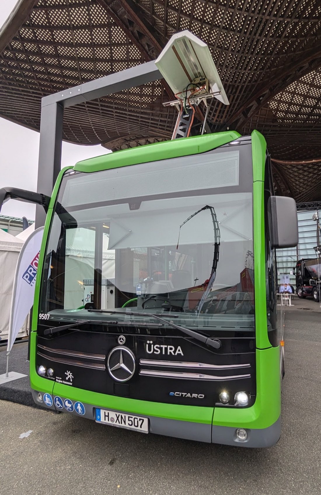 パンタグラフ充電するハノーファー市交通局のEVバス（IAA Transportation 2024）