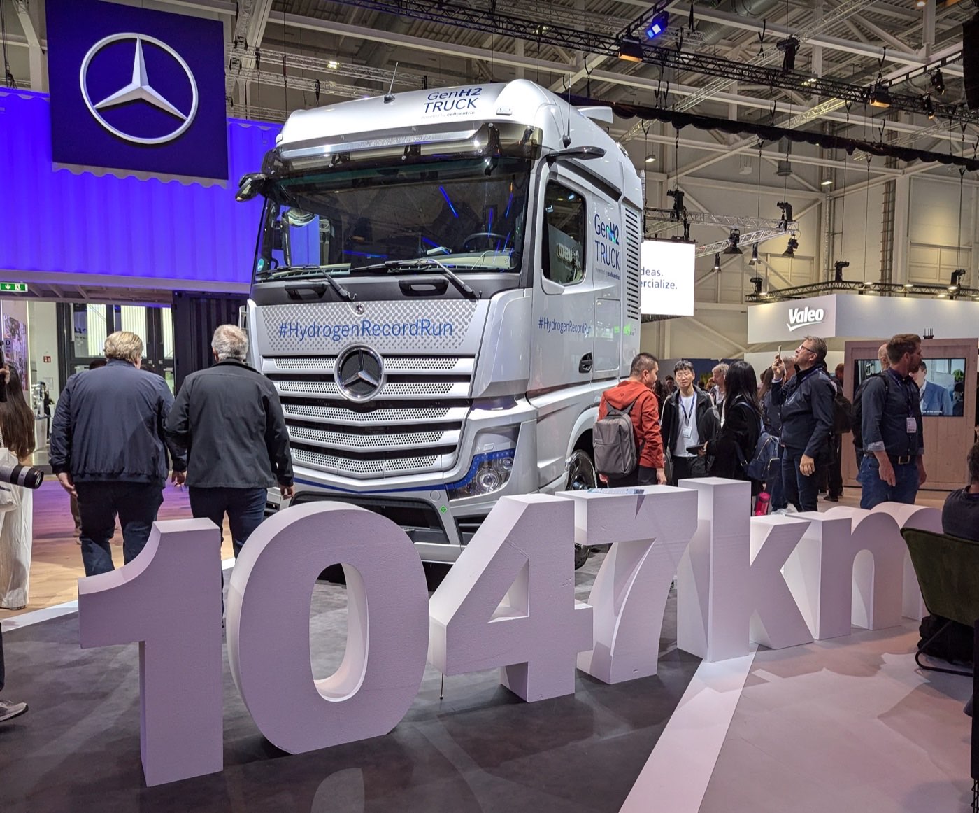 Mercedes-Benz GenH2水素燃料電池トラックと1047kmの走行記録展示（IAA Transportation 2024）