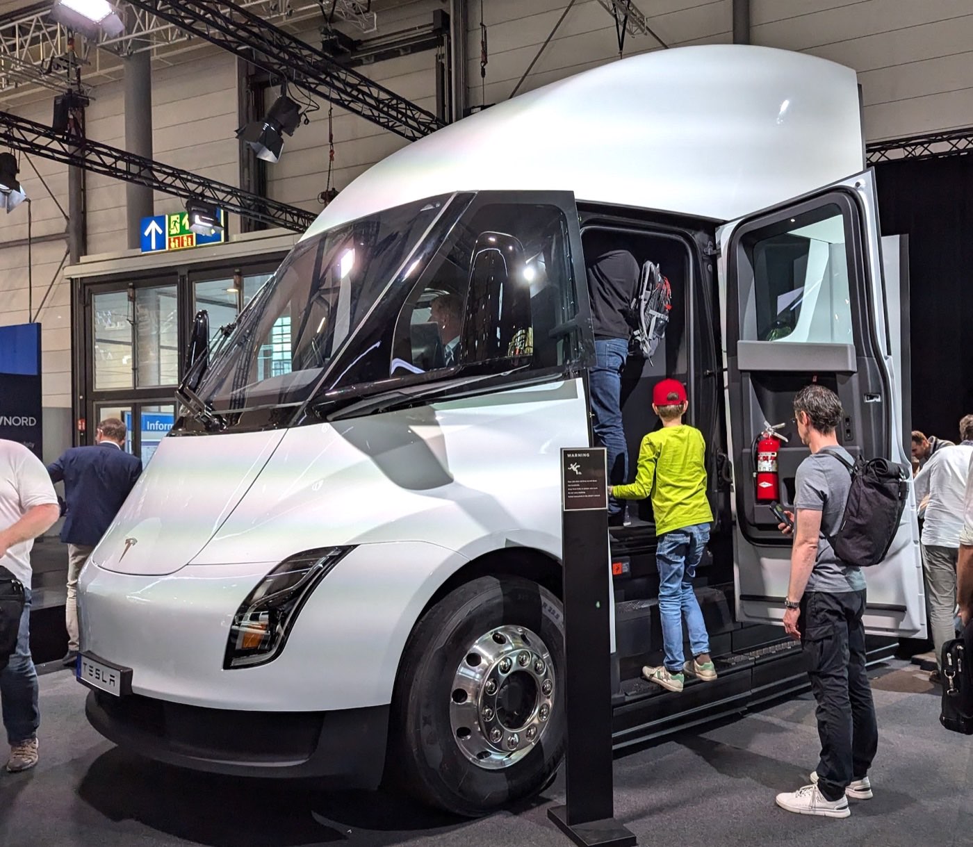 Tesla Semiの展示に集まる来場者（IAA Transportation 2024）